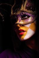mujer en máscara de fiesta foto