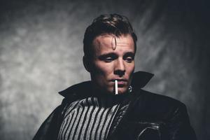 fumar cigarrillos retro años cincuenta guay rebelión moda hombre. foto