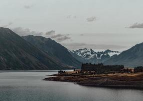 isla y agua junto a la montaña. foto