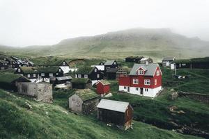 casas en la colina en las islas feroe foto