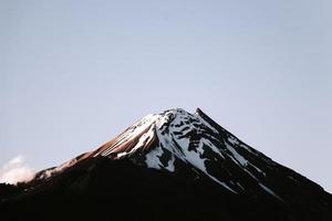 montaña con nieve y cielo azul claro foto