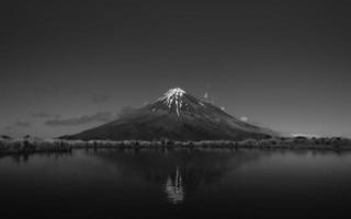 foto en escala de grises del volcán