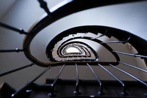 escaleras de caracol marrón foto