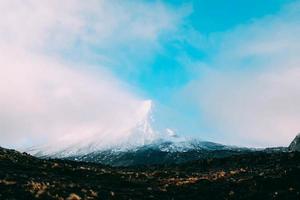 montaña con cielo azul nublado foto