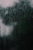 Close-up de lass con gotas de lluvia sobre ella