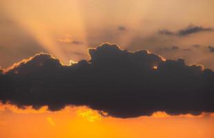 nube frente al sol al atardecer foto