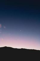 montañas y cielo durante la noche. foto