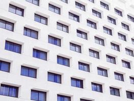 edificio de hormigón blanco con ventanas foto