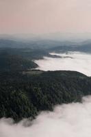 vista aérea de las montañas al amanecer foto