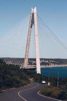 camino que conduce al puente en la ciudad foto