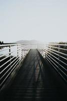 puente de madera blanca foto