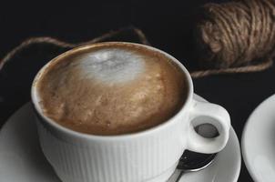 taza blanca llena de capuchino foto