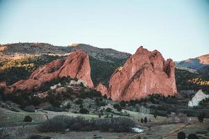 Montañas rocosas de color marrón rojo durante el día foto
