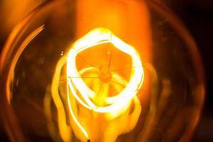 Lámpara de mazorca de filamento espiral hilos macro vertical foto