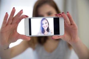 Mujer haciendo foto selfie en smartphone