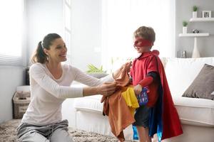 pequeño superhéroe ayudando a su madre