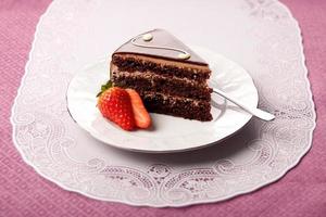 pastel de chocolate en un plato foto