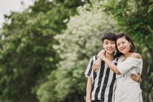 feliz pareja de lesbianas asiáticas enamoradas foto