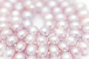 Cadena de perlas delicado color rosa, imagen desenfocada foto