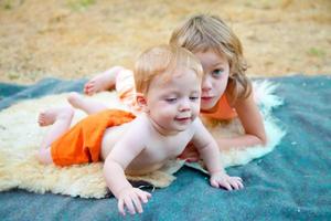 Baby Boy al aire libre con su hermana