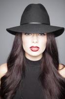mujer con labios rojos y sombrero negro
