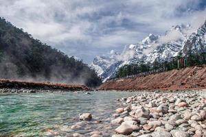 río con montañas cubiertas de nieve foto