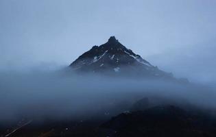 montaña con niebla foto