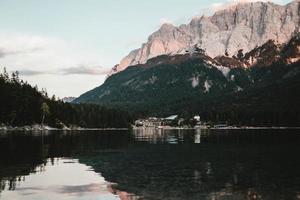 tranquilo lago claro con vistas a árboles y montañas foto