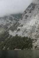 montañas rocosas cerca del cuerpo de agua foto