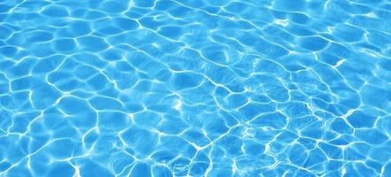 fondo de piscina de verano azul foto