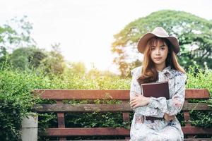 mujer asiática leyendo un libro foto