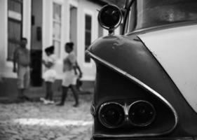parte trasera del coche cubano en blanco y negro