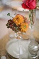 Mesas de recepción de boda con centros de mesa florales. foto