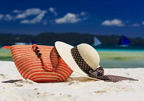 sombrero y bolso en playa tropical