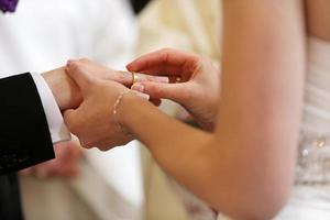 pareja intercambiando votos y anillos de boda foto
