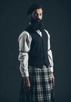 hombre barbudo vestido con una falda escocesa foto