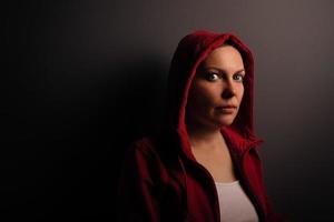 Hermoso retrato de mujer adulta joven con capucha roja foto