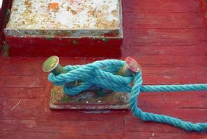 Primer plano del nodo de amarre sobre la plataforma de madera de un barco