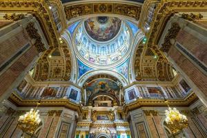 Interior de la catedral de San Isaac en San Petersburgo. foto