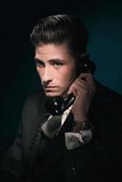 empresario vintage clásico en traje y corbata en el teléfono. foto