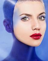 Retrato de moda de mujeres hermosas bajo plástico azul foto