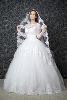 hermosa mujer en vestido de novia blanco foto