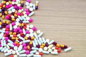 diferentes tabletas píldoras cápsula montón mezcla medicamentos de terapia médico gripe foto