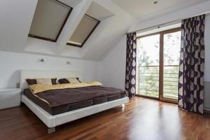dormitorio con balcon