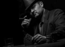 jugador masculino jugando al póquer. foto