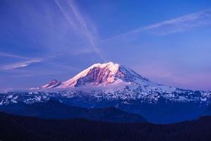 Monte Rainier bajo un cielo azul foto