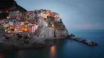 edificios de la ciudad en la montaña rocosa foto