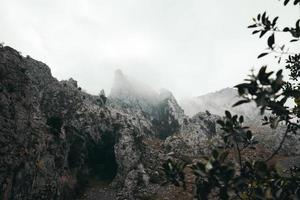 nube de niebla sobre el pico de la montaña foto