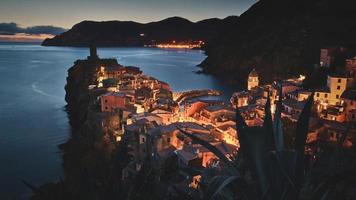 vista aérea de la ciudad cerca del cuerpo de agua foto