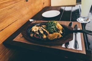 comida encima del plato caliente foto